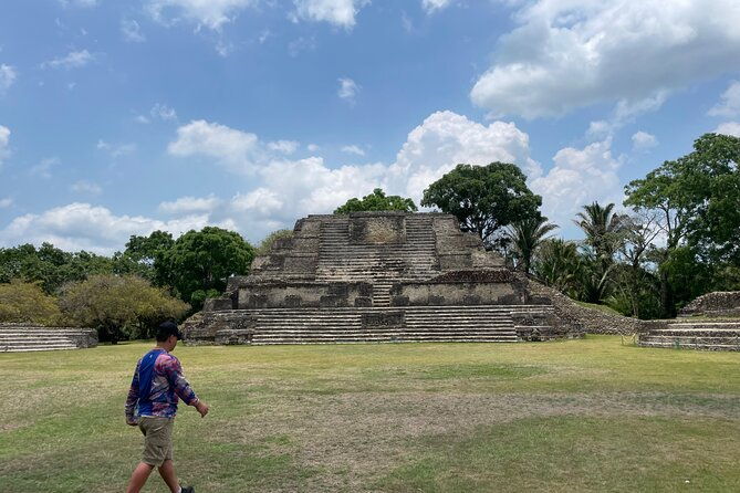 altun-ha-mayan-ruins-and-river-wallace-and-manatee-watch-tour
