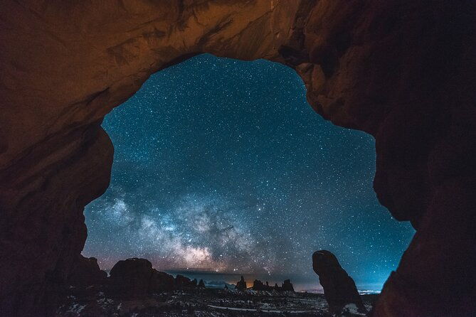 astro-photo-hiking-and-stargazing-tour-in-arches-national-park-2