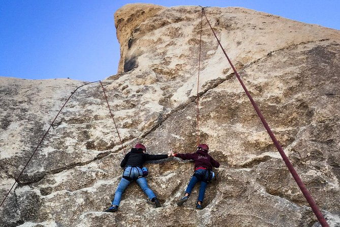 beginner-group-rock-climbing-in-joshua-tree-national-park