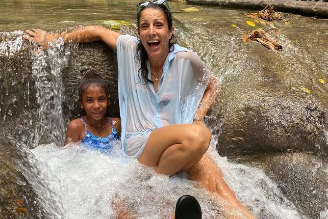 blue-hole-and-dunns-river-falls-with-french-tour-guide
