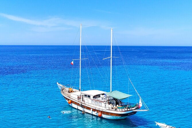 boat-tour-of-san-pietro-island