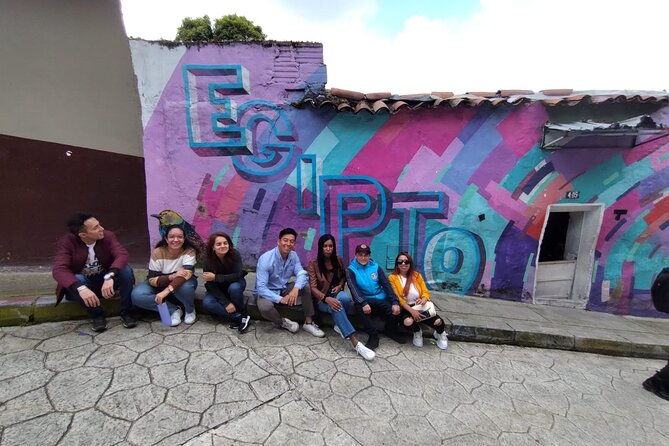 bogota-street-urban-tour-with-fruits-graffiti-and-private-guide