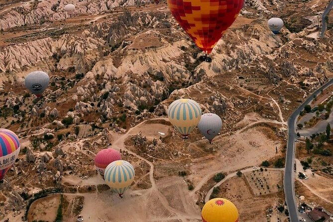 cappadocia-fantastic-hot-air-balloon-tour-champagne-breakfast