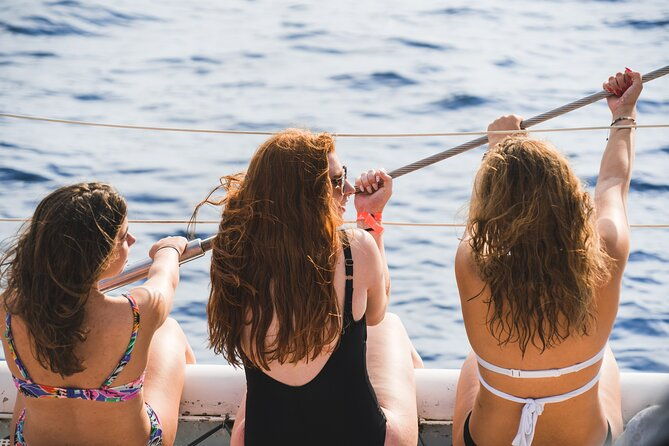 catamaran-departure-in-a-young-atmosphere