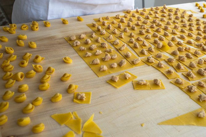 cesarine-small-group-tortellini-class-at-locals-home-in-bologna-4