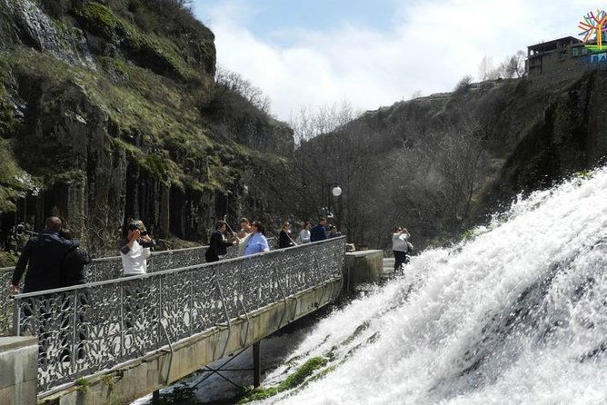 day-trip-to-jermuk-noratus-hayravank-selim-pass