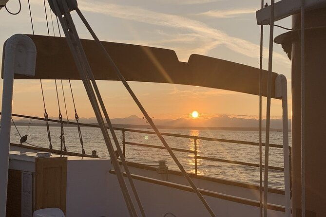 evening-colors-sunset-sail-tour-in-seattle