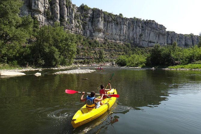 family-canoe-trip-under-the-pont-darc-from-3-years-old
