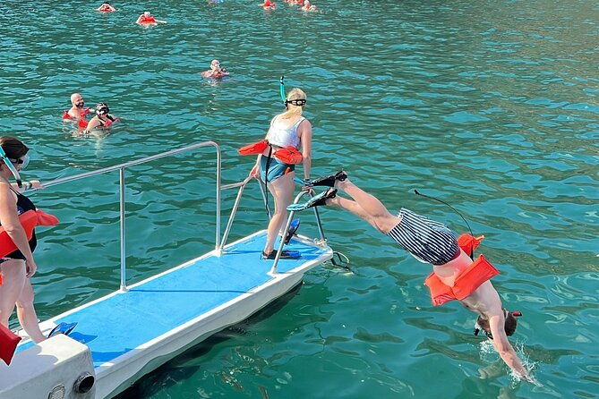 flamingo-family-fun-catamaran-snorkelcomfortable-shaded-seating