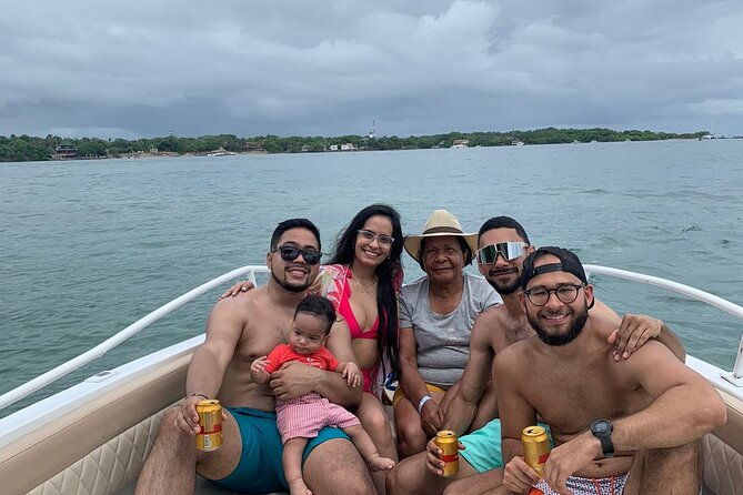 full-day-private-tour-of-the-rosario-islands-by-boat-29-30-ft