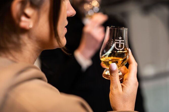 giants-causeway-and-whisky-distillery-tasting-tour-from-belfast