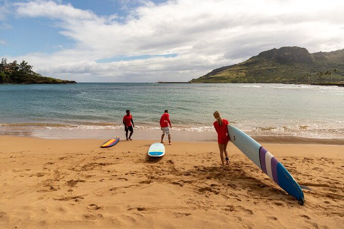 group-surf-lesson-at-kalapaki-beach