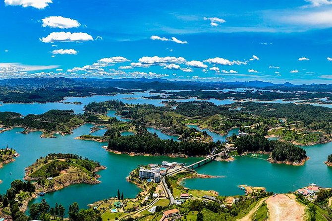 guatape-adventure-color-and-landscape