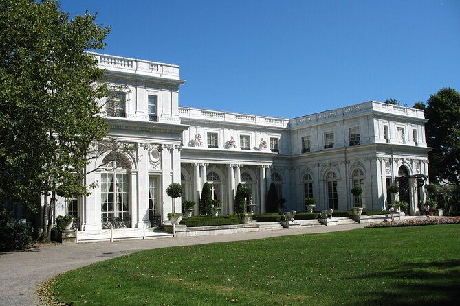 guided-tour-of-newport-in-open-air-lsv