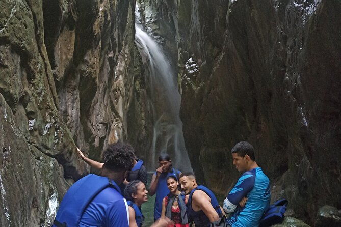 hiking-tabernacle-thundering-waterfall-in-dominican-republic