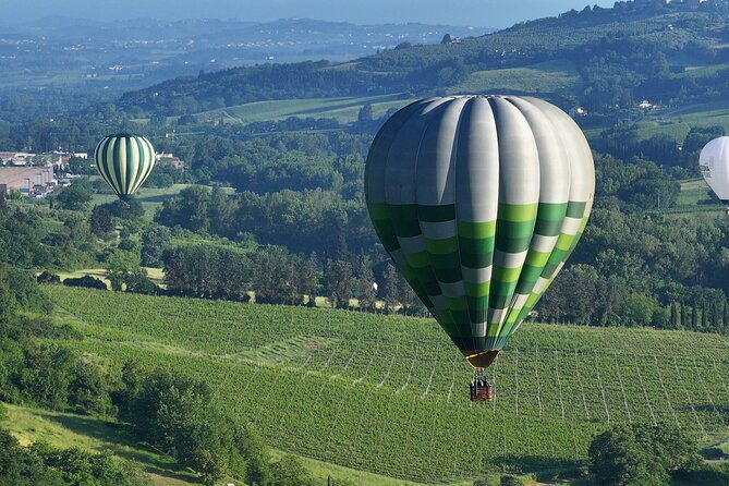 hot-air-balloon-over-the-hills-of-pienza-montalcino-and-val-dorcia