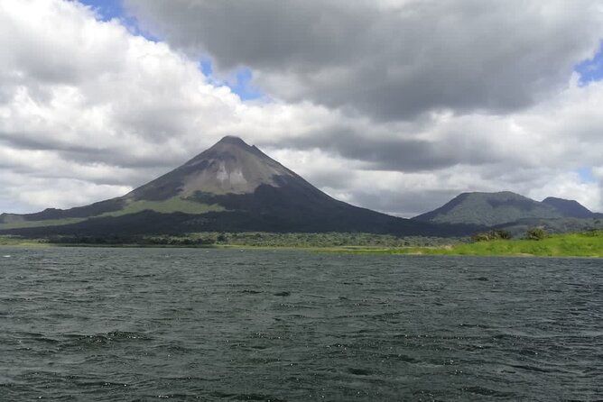 kayak-adventure-in-lake-arenal-with-local-guide