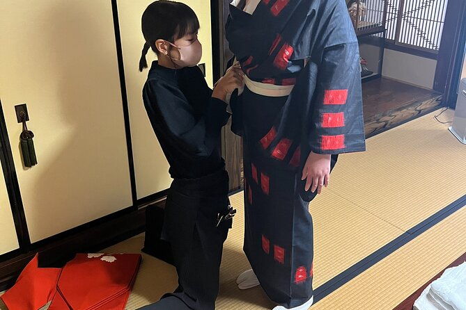 kimono-wearing-gourmet-delights-in-the-harbor-town