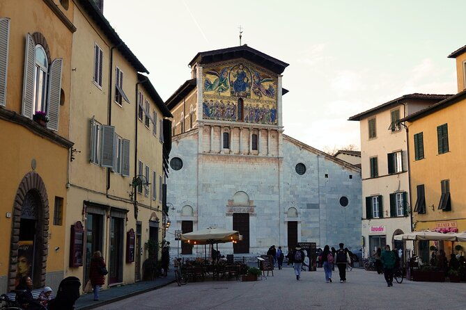 lucca-walking-to-discover-the-city-of-100-churches-2