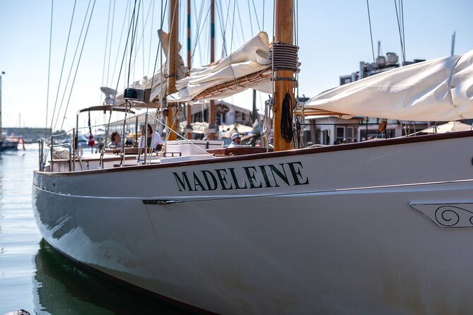 newport-afternoon-sightseeing-sail-on-classic-sailboat