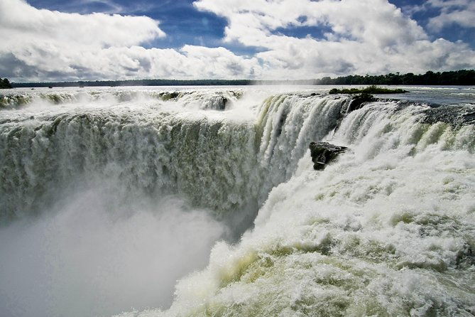 overnight-iguazu-falls-from-puerto-iguazu