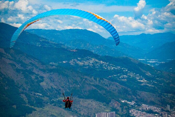 paragliding-flight-in-medellin-with-expert-pilots