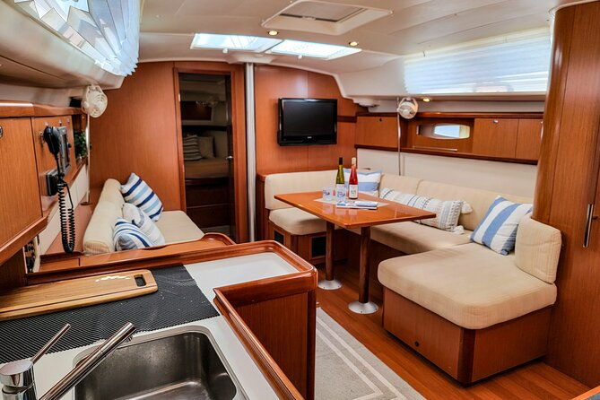 private-afternoon-sailing-dolphin-history-tours-on-mystique-2