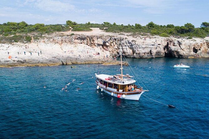 private-boat-tour-to-kamenjak-and-levan-island-with-lunch