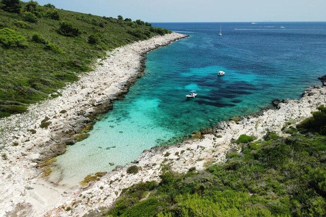 private-boat-tour-to-red-rocks-and-paklinski-islands