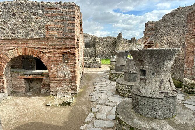 private-guided-tour-of-pompeii-excavations