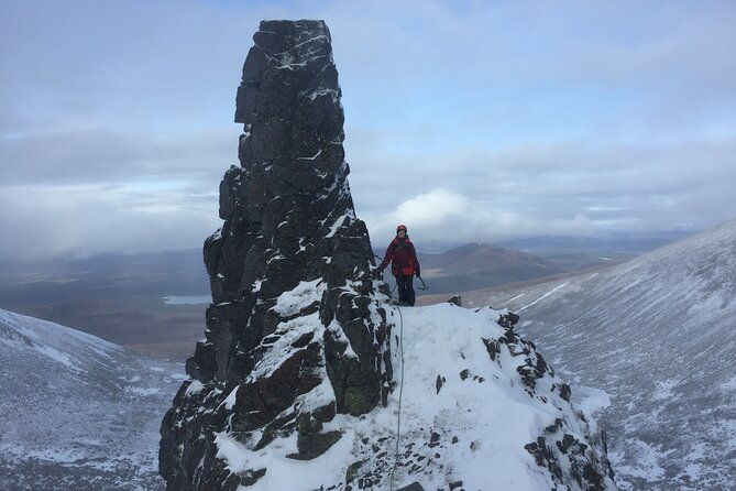 private-guided-winter-mountaineering-experience-in-the-cairngorms