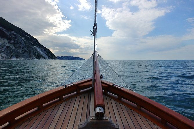 private-traditional-sailboat-tour-with-lunch-in-numana