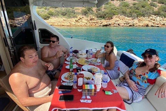 private-vip-motoryacht-charter-in-bodrum-for-6-hours-with-lunch