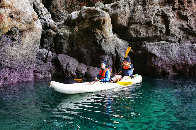 sagres-praia-da-ingrina-caves-guided-kayaking-tour