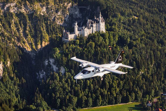sightseeing-flight-zugspitze-neuschwanstein-castle-alps-munich-augsburg
