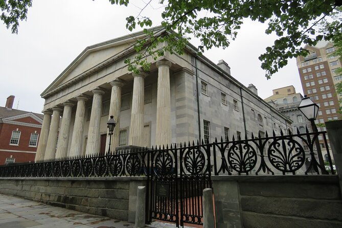 small-group-discovering-colonial-philadelphia-public-walking-tour