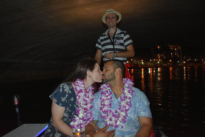 small-group-venetian-gondola-cruise-in-waikiki-with-pastries