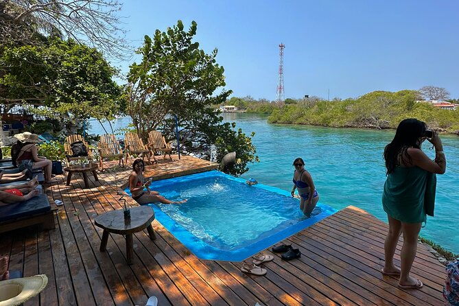 sport-boat-rosario-island-lunch-on-private-island-cholon-baru