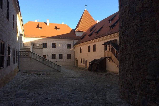 tour-from-riga-to-vilnius-bauska-castle-rundale-palace-and-the-hill-of-crosses