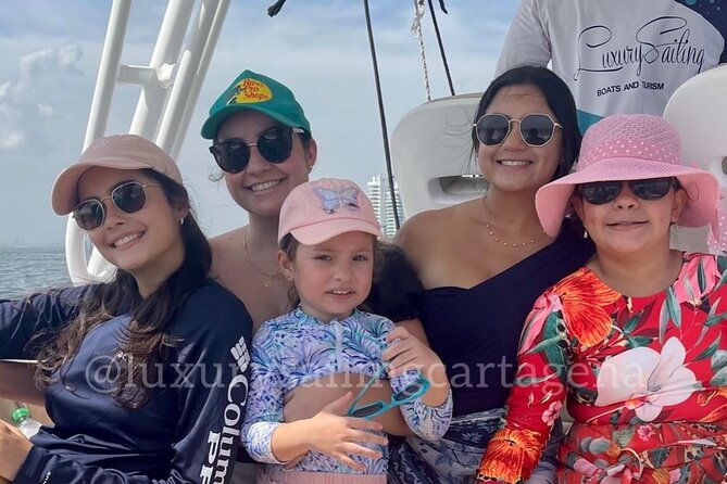 tour-to-islas-del-rosario-cholon-and-baru-in-private-boat-42-ft