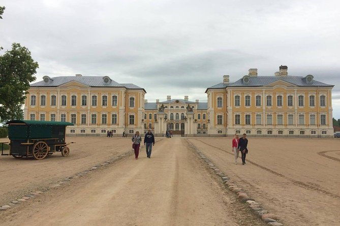 vilnius-to-riga-day-trip-the-hill-of-crosses-rundale-palace-and-bauska-castle