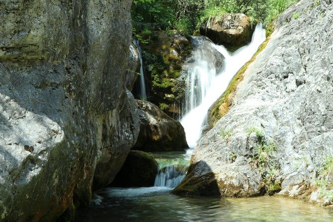 walking-into-enipeas-gorge