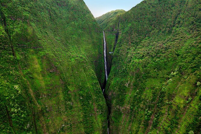 waterfalls-of-west-maui-and-molokai-helicopter-tour