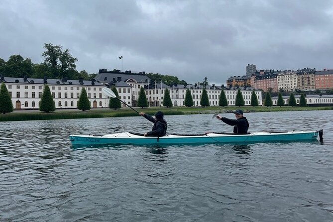 winter-kayak-tour-in-stockholm-city-dry-suit-kayaking-2