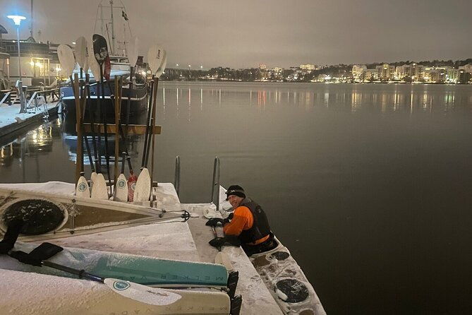 winter-kayak-tour-in-stockholm-city-dry-suit-kayaking-3