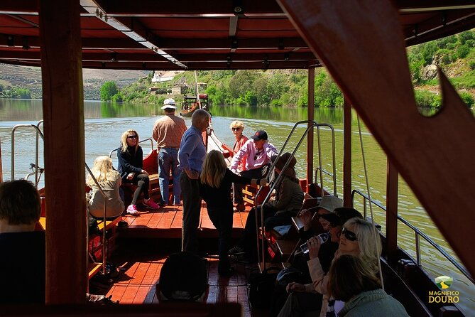 1-hour-rabelo-boat-trip-in-pinhao-2