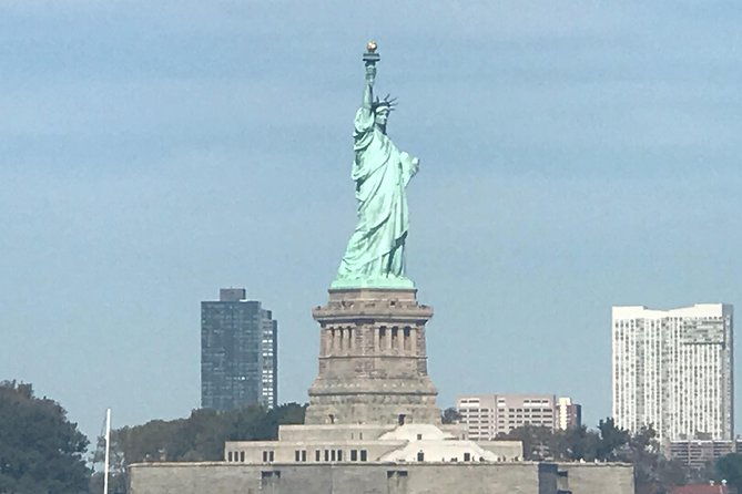 boat-tour-nyc-skyline-statue-of-liberty-private-yacht-tour