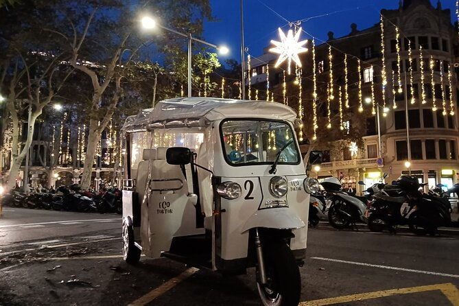 christmas-lights-tour-of-barcelona-in-private-eco-tuk-tuk-2