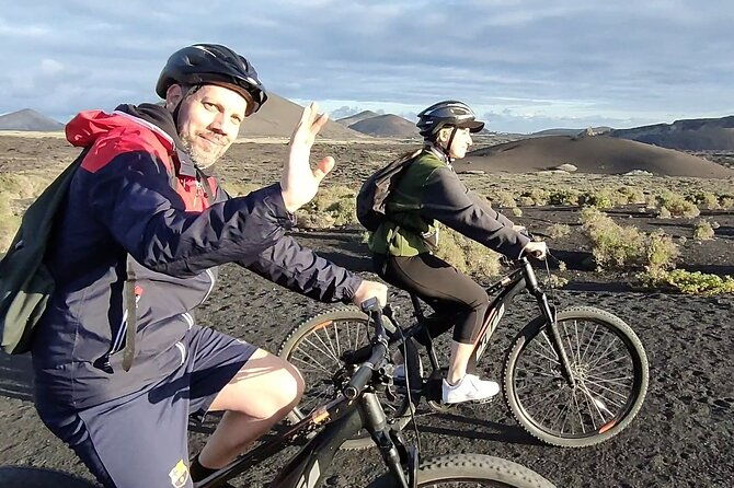 cycle-among-volcanoes-discover-the-essence-of-lanzarote