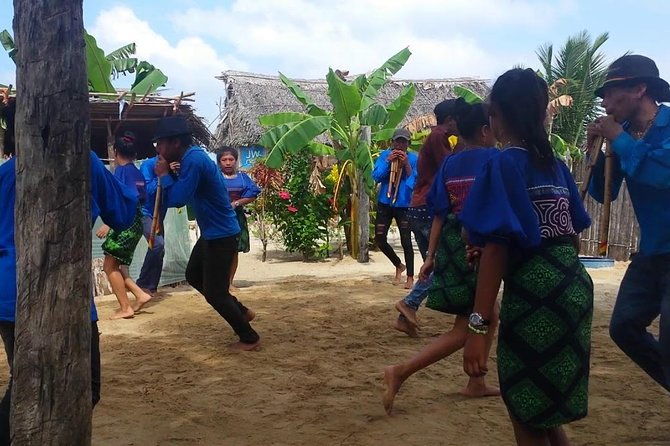 day-tour-beach-and-culture-san-blas-islands-3-islands-1-village